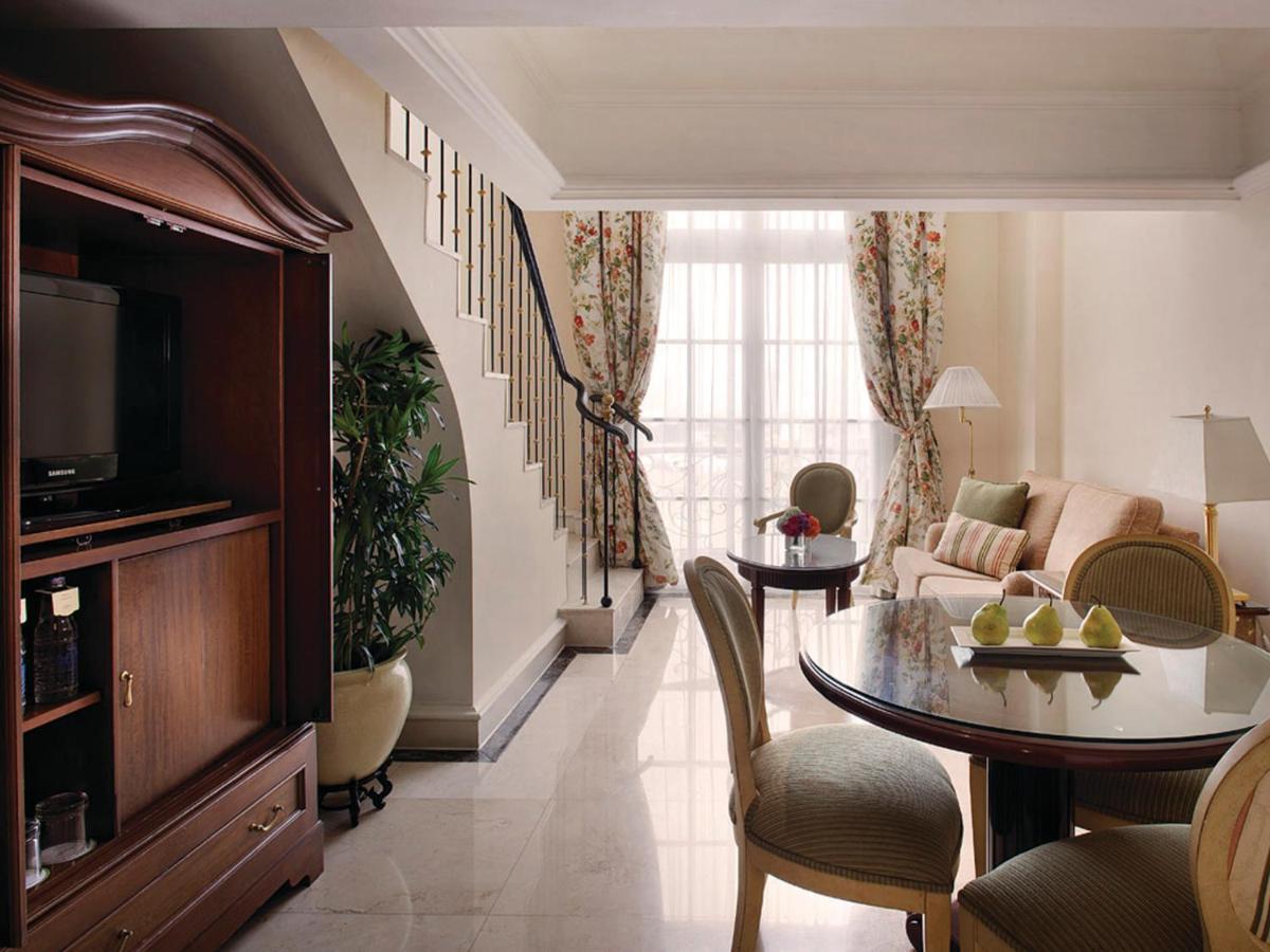 Executive Suite,700082311:JPEG